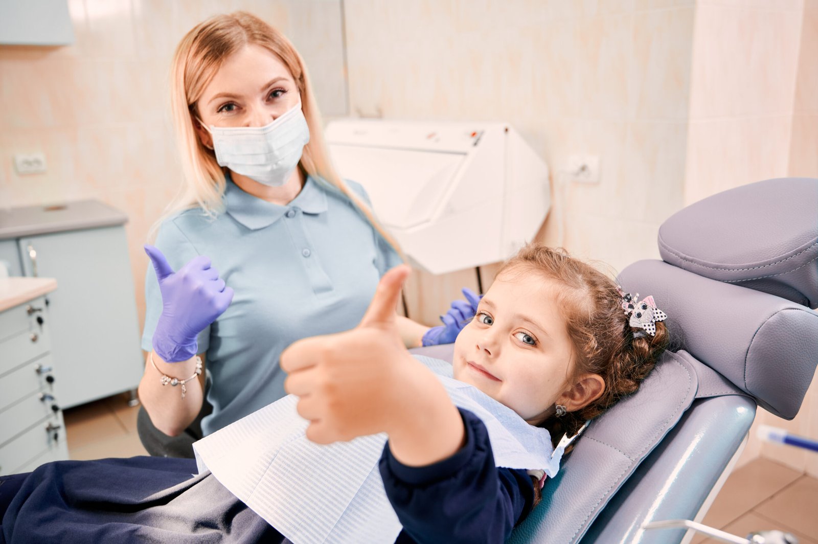 A childl with friendly Family Dentist in Woodland Hills.